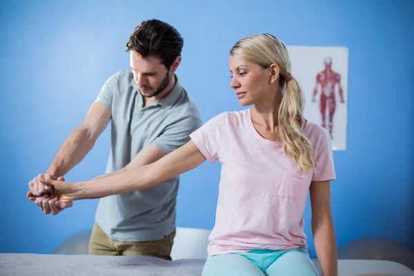 Fisioterapeuta masajeando la mano del paciente — Foto de Stock