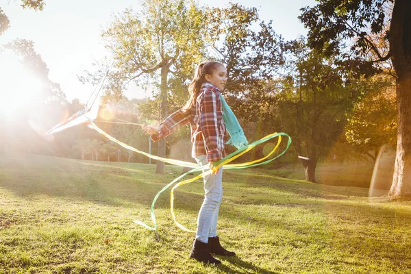 Chica jugando con cometa — Foto de Stock