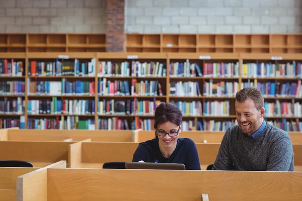 成熟的学生使用的便携式计算机 — 图库照片