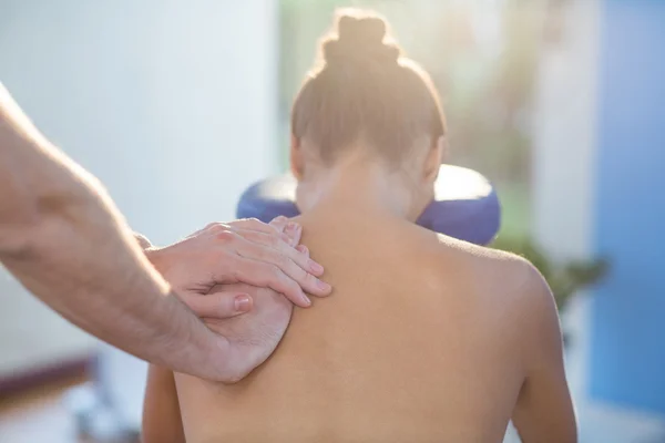 Fisioterapeuta dando masaje en el hombro al paciente — Foto de Stock