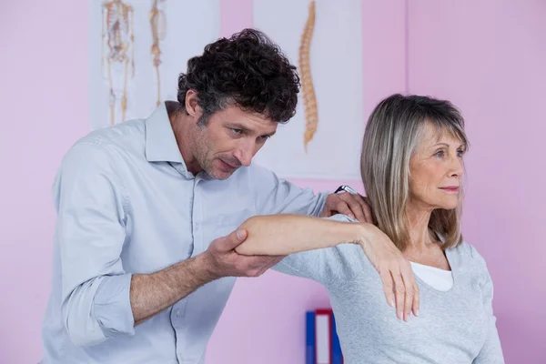 Fisioterapeuta dando masaje en el hombro al paciente — Foto de Stock