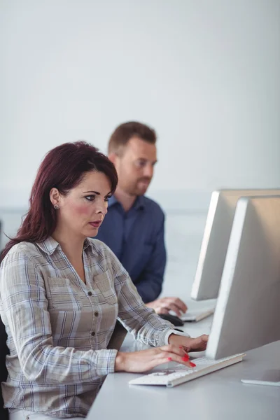 Mature students using computer — Stock Photo, Image