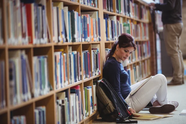 Mogen student läser en bok — Stockfoto