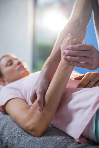 Fysiotherapeut masseren van de hand van de patiënt — Stockfoto