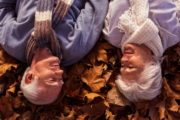 Casal de idosos deitado no chão — Fotografia de Stock