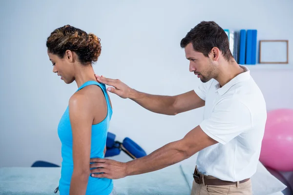 Fisioterapeuta examinando mujeres espalda — Foto de Stock