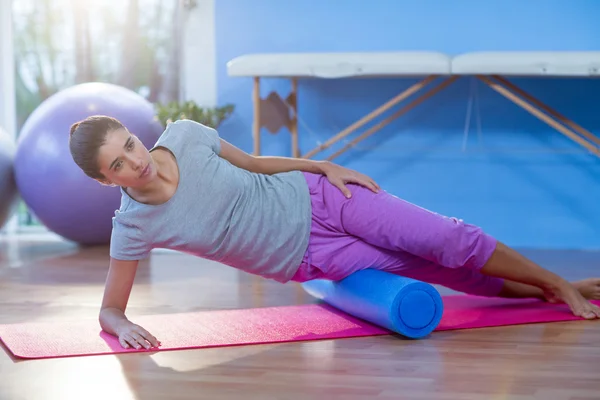 Женщина, выполняющая упражнения с помощью пенопласта — стоковое фото