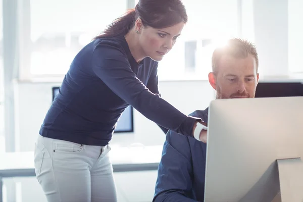 Teacher assisting mature student — Stock Photo, Image