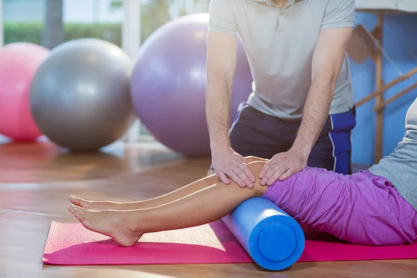 Physiotherapist assisting woman while exercising — Stock Photo, Image