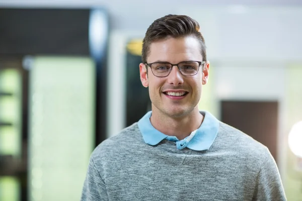 Leende kund i optiska store — Stockfoto