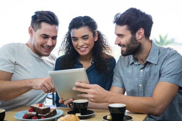 Tres amigos usando una tableta digital —  Fotos de Stock