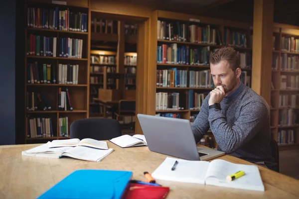 Volwassen student met behulp van laptop — Stockfoto