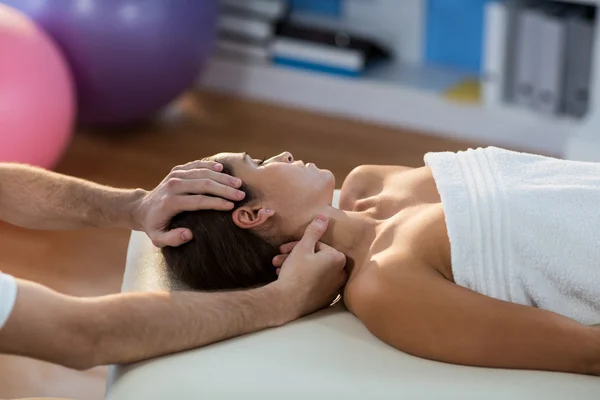Фізіотерапевт дає масаж голови пацієнту — стокове фото