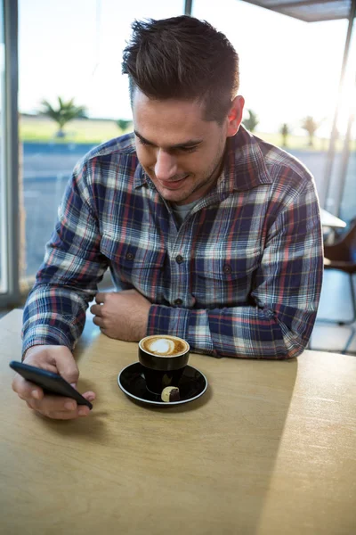 Az ember a kávézóban a mobiltelefon használata — Stock Fotó