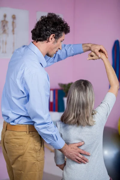 Physiotherapeut gibt Patientin Rückenmassage — Stockfoto