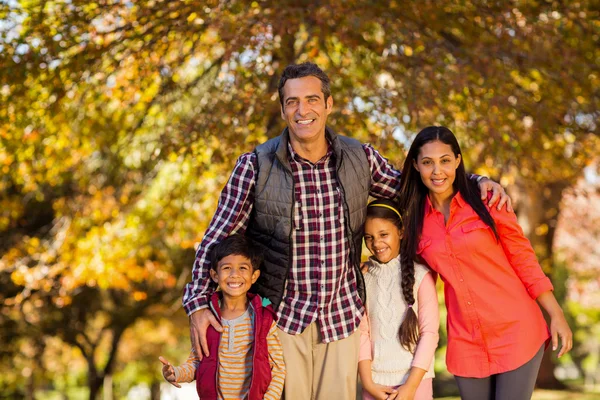 Bonne famille au parc — Photo