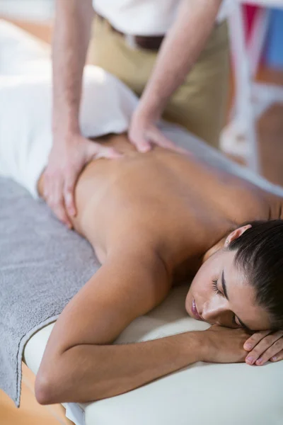 Physiotherapeut gibt Rückenmassage — Stockfoto