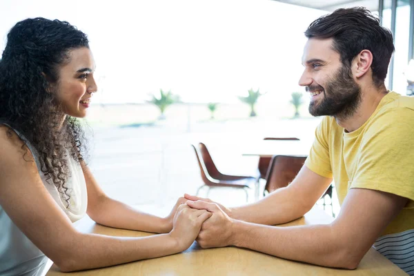 Paar bedrijf handen in de coffeeshop — Stockfoto