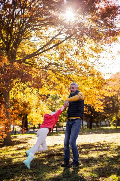 Père jouant avec sa fille au parc — Photo