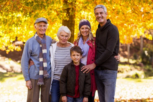 Multi generatie familie in park — Stockfoto