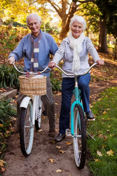 Старшая пара на велосипеде — стоковое фото