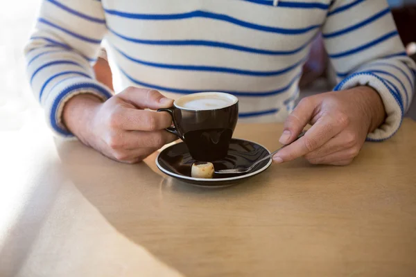 Homme tenant une tasse de café — Photo