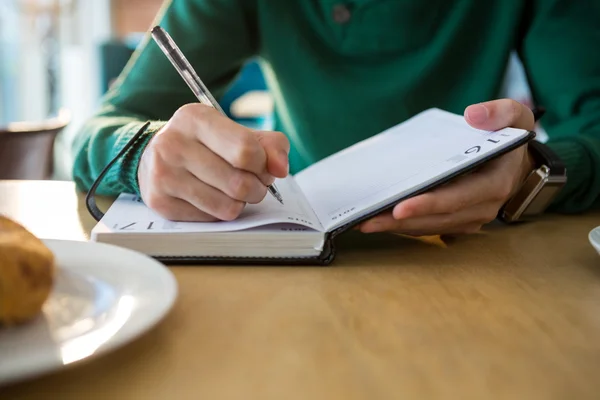 Hombre escribiendo en diario — 图库照片