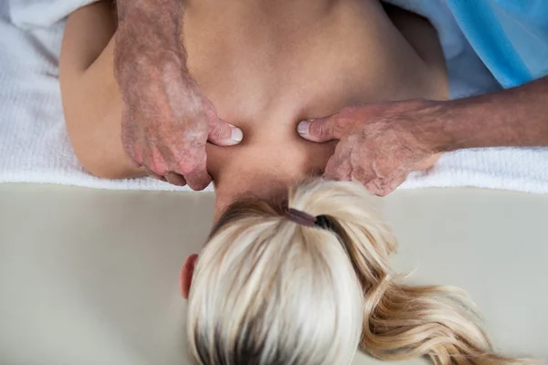 Frau erhält Schultermassage vom Physiotherapeuten — Stockfoto