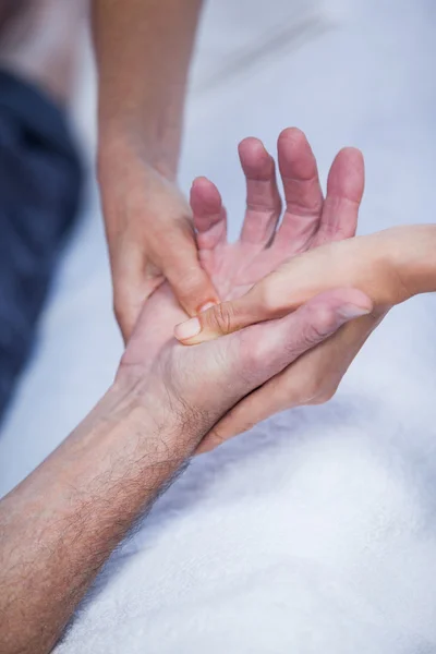 Fisioterapeuta dando massagem de mão a um paciente — Fotografia de Stock