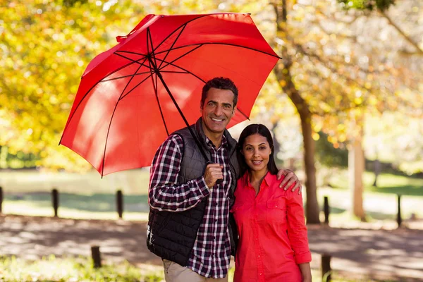 Couple exploitation parapluie — Photo