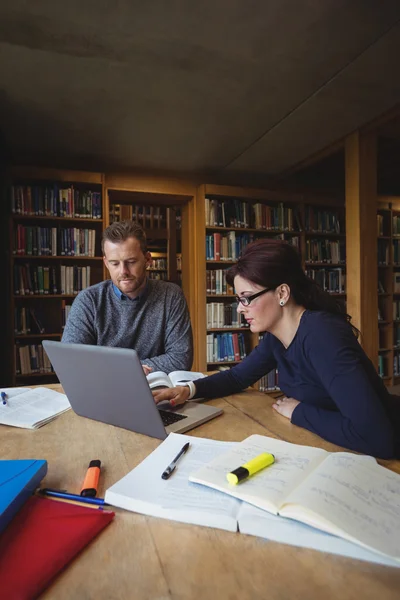 Estudiantes maduros trabajando en la biblioteca universitaria — Foto de Stock