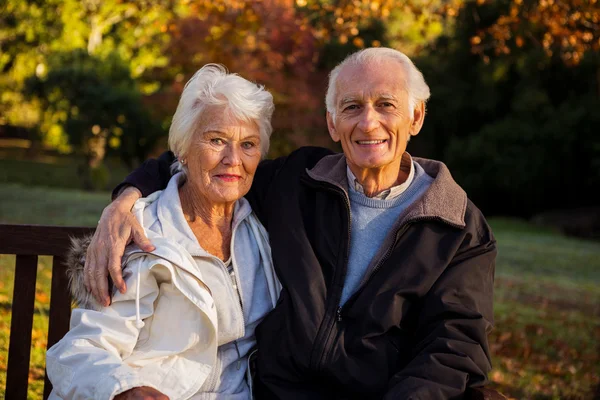 Älteres Ehepaar sitzt auf Bank — Stockfoto