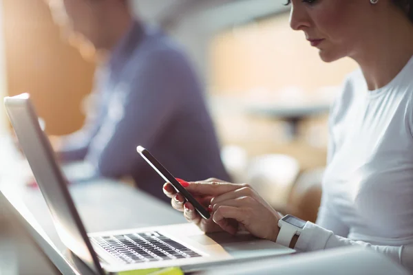 Studente maturo utilizzando il telefono cellulare — Foto Stock