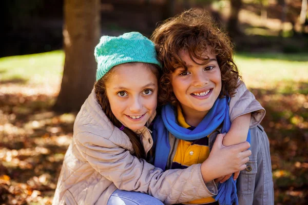 Hermanos abrazándose en el parque — Foto de Stock