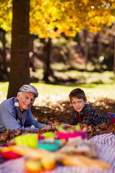 Grand-père et petit-fils couchés sur le terrain — Photo