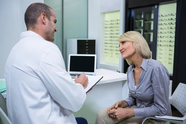 Erkek optometrist için Bayan hasta konuşuyor — Stok fotoğraf