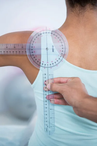Физиотерапевт измеряет женщин-пациентов — стоковое фото