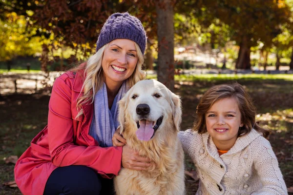 Anne ve kızı onların köpek okşama — Stok fotoğraf