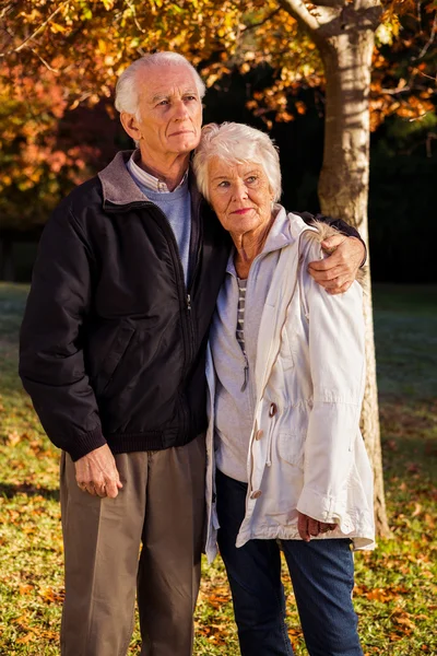 Обнимая старшая пара — стоковое фото