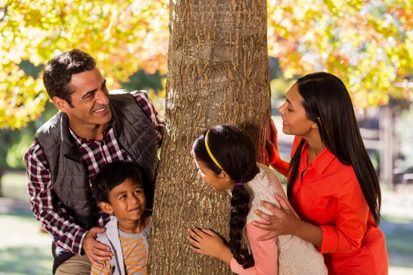 Familia juguetona de pie junto al árbol —  Fotos de Stock
