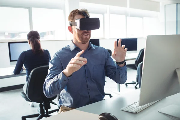 Estudante maduro usando fone de ouvido realidade virtual — Fotografia de Stock