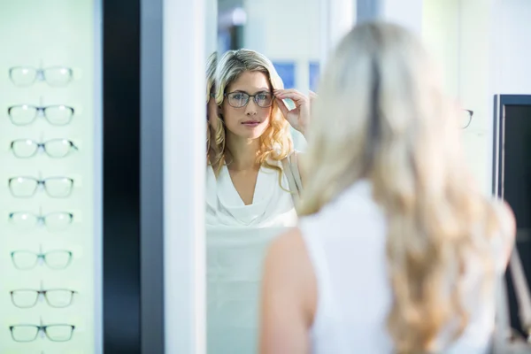 眼鏡をしようとしている美しい女性客 — ストック写真