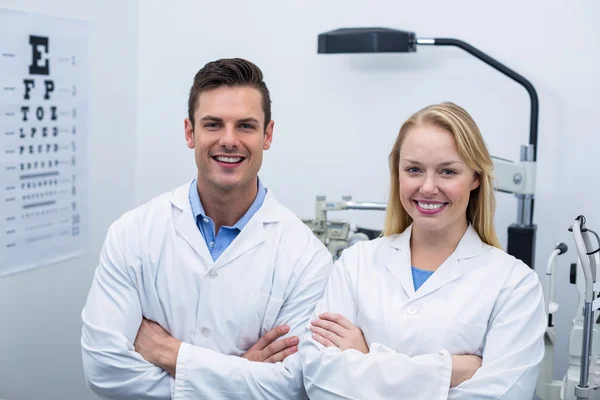 Optometristi in piedi in clinica oftalmologica — Foto Stock