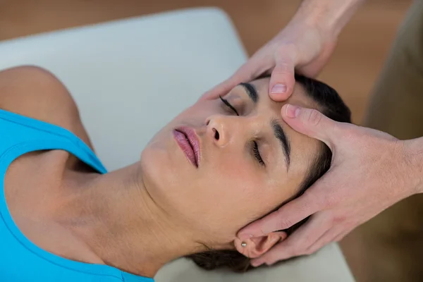 Физиотерапевт делает пациенту массаж головы — стоковое фото