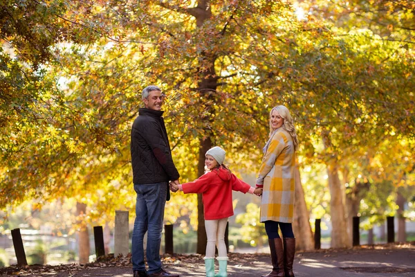 Familia de pie junto a los árboles — Foto de Stock