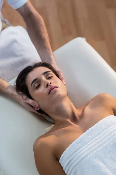 Fyzioterapeut, dávat masáž hlavy pacienta — Stock fotografie
