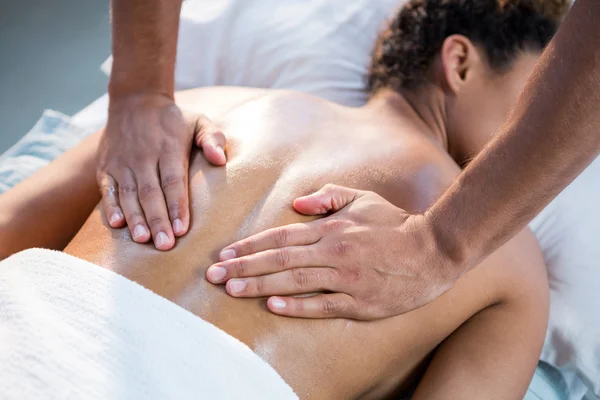 Frau erhält Rückenmassage vom Physiotherapeuten — Stockfoto