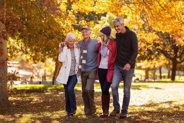 Heureuse famille marchant au parc — Photo