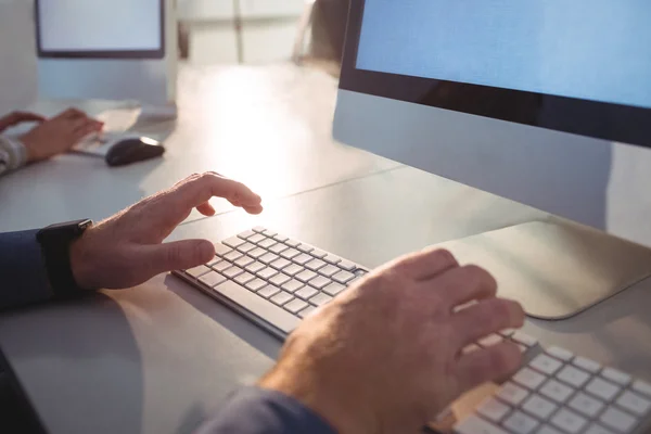 Studente maturo utilizzando il computer — Foto Stock