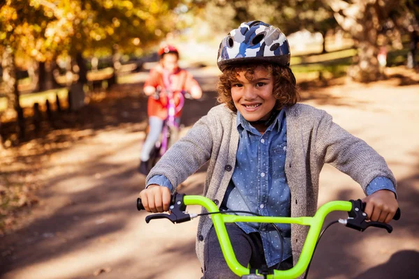 Çocuk binicilik bisiklet gülümseyen — Stok fotoğraf